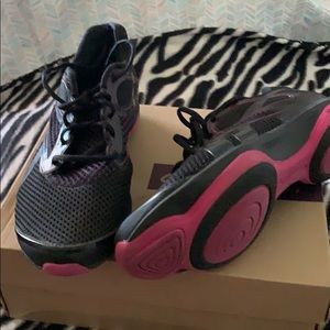 1 pair of ladies athletic shoes